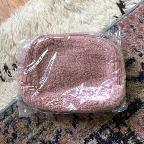 Sherpa Belt Bag Mauve Pink Neutral Zipper Athletic Lulu Everywhere Fleece Fuzzy - Picture 2 of 3